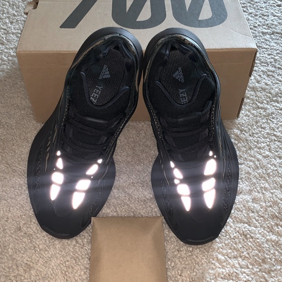 Yeezy 700 V3 Clay Brown - Picture 1 of 7
